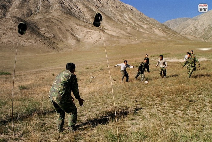 Quân lính Trung Quốc đào vàng trong giờ thể thao