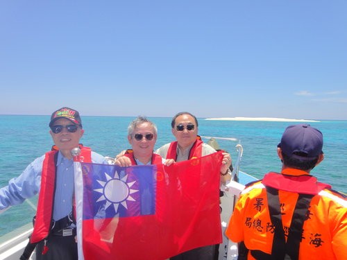 Lâm Úc Phương (giữa) dẫn theo 2 nghị sĩ khác ra bãi Bàn Than, đảo Ba Bình thị sát trái phép hôm 30/4 vừa qua