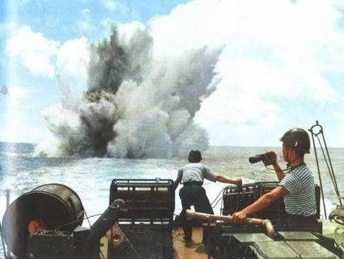 Tàu chiến Trung Quốc tấn công quần đảo Hoàng Sa của Việt Nam năm 1974 (ảnh tư liệu truyền thông Trung Quốc sử dụng để tuyên truyền bóp méo sự thật lịch sử Biển Đông)