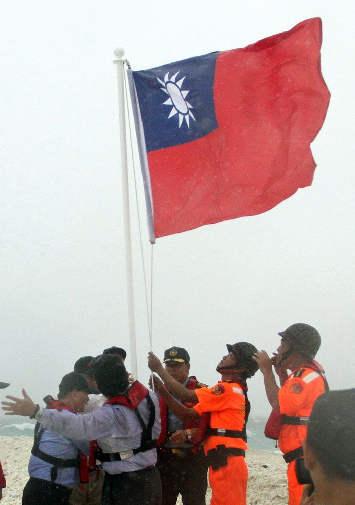 Giới chức Đài Loan kéo cờ trên bãi Bàn Than, một hành động leo thang gây hấn chưa từng có trong suốt 4 năm cầm quyền nhiệm kỳ đầu tiên của Mã Anh Cửu
