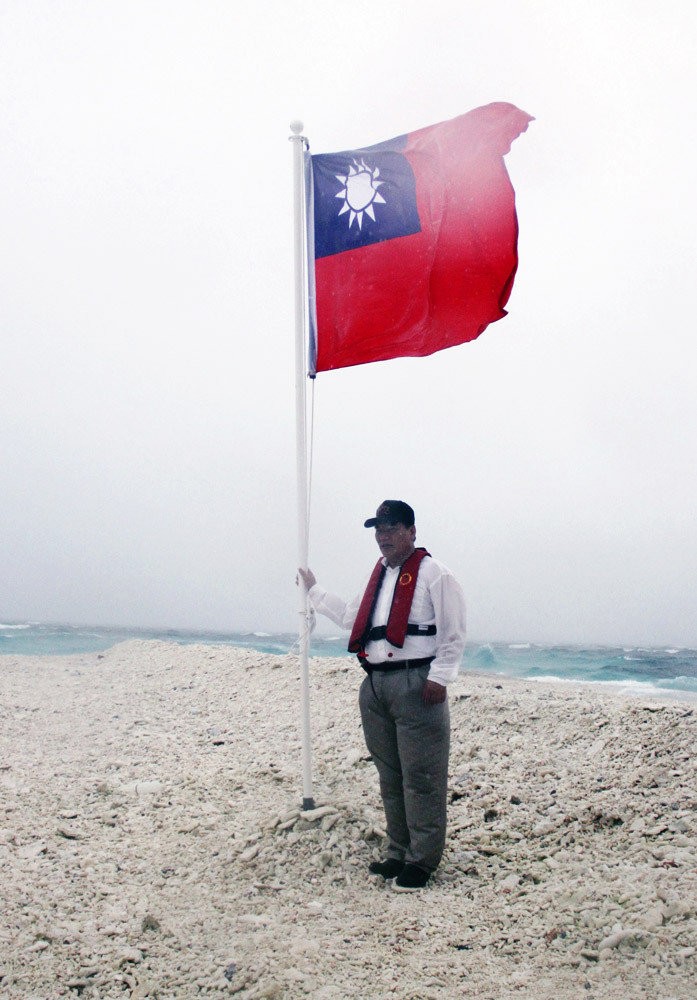 Lý Hồng Nguyên, Bộ trưởng Bộ Nội chính Đài Loan tham gia đổ bộ, cắm cờ Đài Loan trái phép trên bãi Bàn Than, Trường Sa, Khánh Hòa, Việt Nam