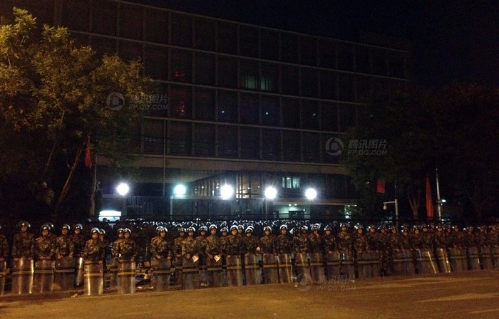 Đoàn cảnh sát cơ động Bắc Kinh lập hàng rào an ninh canh gác Đại sứ quán Nhật Bản