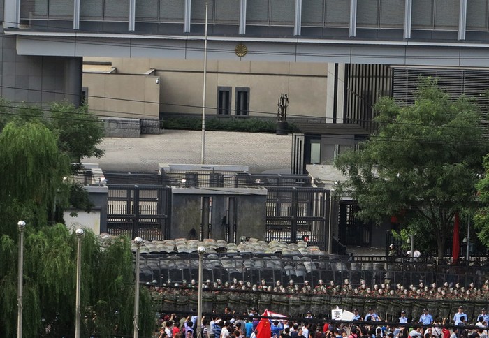 Hàng rào cảnh sát cơ động, khiên chắn và xe cảnh sát Trung Quốc chặn trước cổng Đại sứ quán Nhật Bản tại Bắc Kinh