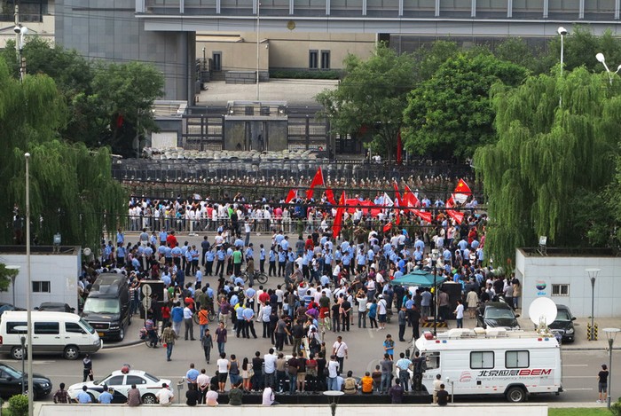 Đám đông người biểu tình và cảnh sát khu vực duy trì trật tự (áo xanh lam)