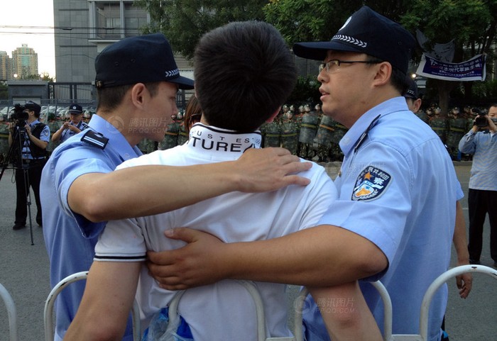 Cảnh sát khu vực làm công tác tư tưởng với người biểu tình, hình ảnh được sử dụng tuyên truyền trên báo chí Trung Quốc