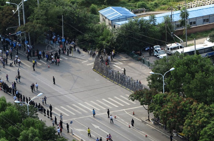 Hàng rào được thiết lập quanh tuyến phố qua cổng Đại sứ quán Nhật Bản dành cho người biểu tình sử dụng