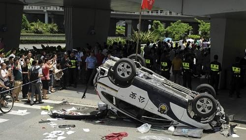 Một chiếc xe công an Trung Quốc khác bị đám đông biểu tình lật ngửa bụng