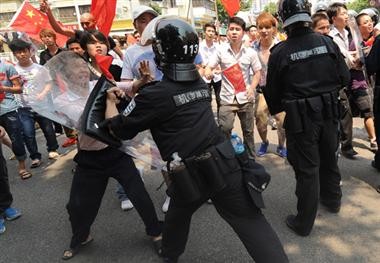Những kẻ quá khích đã tấn công cảnh sát cơ động Trung Quốc