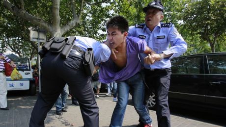 Cảnh sát Trung Quốc đang cố gắng khống chế 1 người biểu tình quá khích
