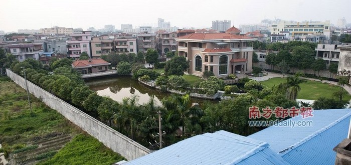 Tường cao bao bọc xung quanh