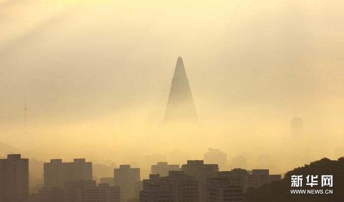 Khách sạn Ryugyong hình kim tự tháp xây năm 1987, ảnh chụp năm 2010 khi nó chưa hoàn thành. Khách sạn này cao 330 m, tọa lạc tại thủ đô Bình Nhưỡng