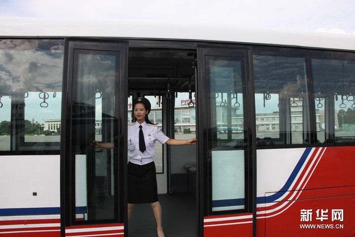 Một nữ nhân viên xe bus