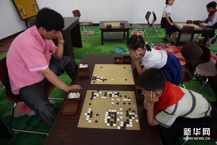 Đánh cờ vây, một trò chơi thể thao trí tuệ trong trường học