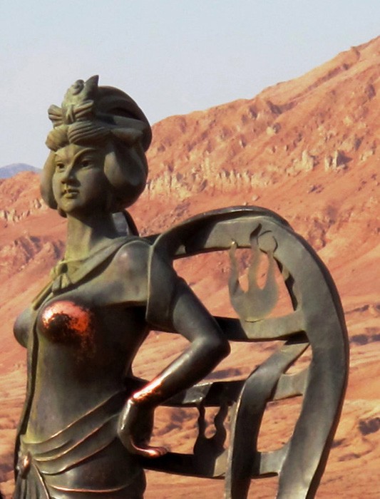 Bức tượng Thiết Phiến công chúa - Bà La Sát trở thành điểm tham quan hấp dẫn ở Hỏa Diệm Sơn