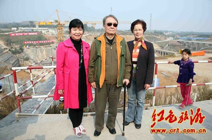 Mao Viễn Tân (giữa) cùng Toàn Tú Phượng (áo đỏ, cháu dâu Mao Trạch Đông) và Mao Tiểu Thanh (cháu gái Mao Trạch Đông)