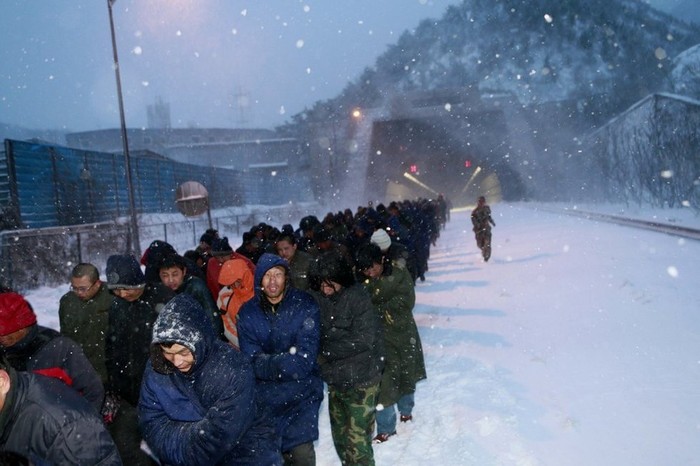 Hơn 2000 người bị mắc kẹt trên đường cao tốc Bắc Kinh - Tây Tạng