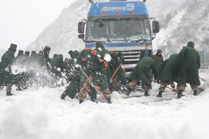 Các đơn vị quân đội, cảnh sát đóng quân dọc tuyến đường này được điều động ra dọn tuyết, giải phóng ách tắc giao thông