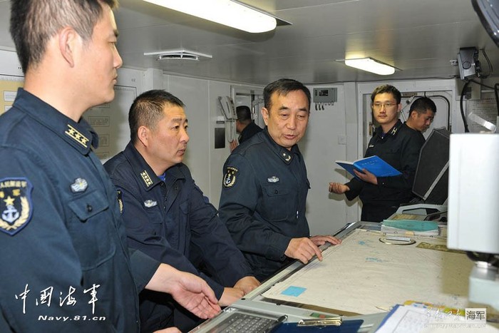 Viên chỉ huy biên đội tàu chiến Trung Quốc đeo lon Chuẩn đô đốc (Thiếu tướng hải quân, giữa)