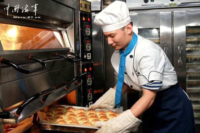 Nhân viên hậu cần tàu sân bay Liêu Ninh nướng bánh