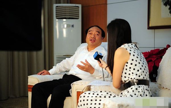 Trước khi bị cách chức, Lôi Chính Phú vẫn rất tự tin trước phóng viên và phủ nhận hoàn toàn đoạn clip đồi trụy. Hiện tại đàn em của Phú vẫn đang tìm cách gỡ cho "đại ca"
