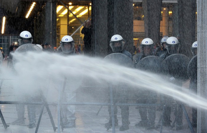 Họ dùng vòi rồng phụt sữa vào cảnh sát đang dựng hàng rào trước tòa trụ sở nghị viện châu Âu