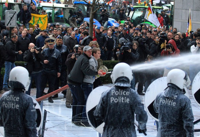 Hơn 2500 nông dân châu Âu tập trung biểu tình phản đối