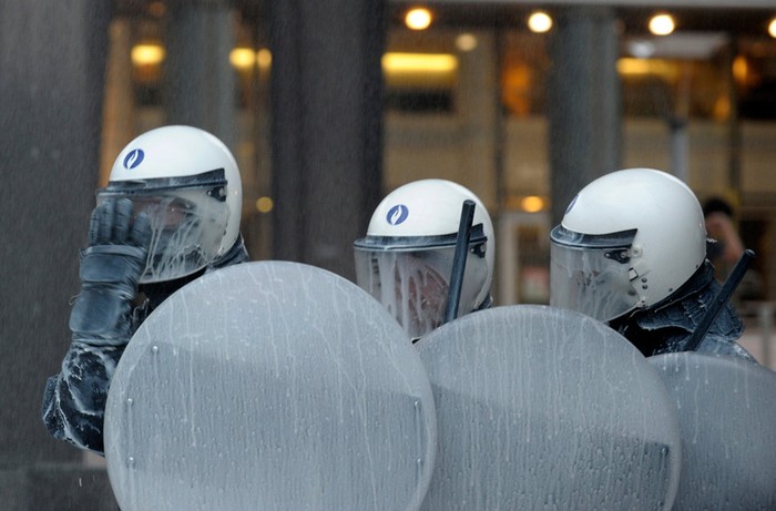 Cảnh sát Bỉ được một phen tắm sữa