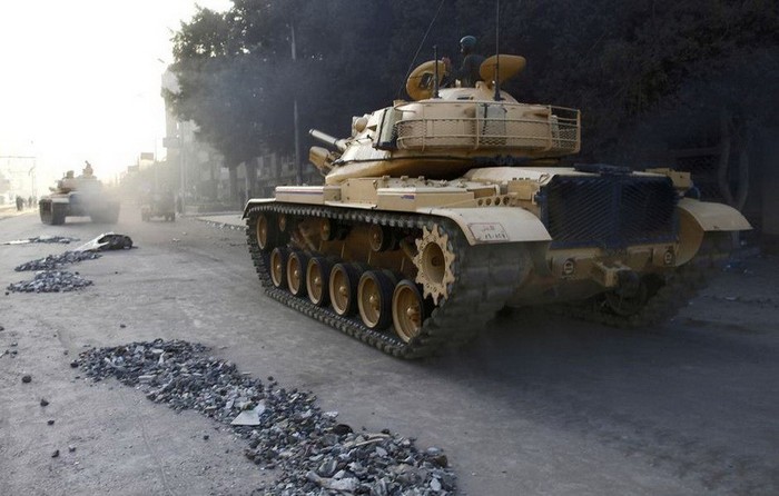 Xe tăng quân đội Ai Cập tiến về Phủ Tổng thống