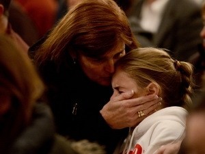 Một em nhỏ không nén nổi đau thương khi tiễn biệt các bạn trong buổi cầu nguyện ở nhà thờ Newton (Nguồn: AFP)
