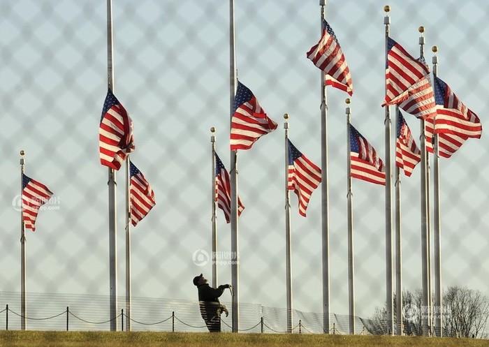 Nước Mỹ treo cờ rủ để tang các nạn nhân thiệt mạng trong vụ xả súng