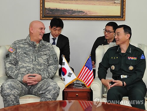 Tướng Raymond Odierno và Tổng tham mưu trưởng quân đội Hàn Quốc Cho Jung-hwan
