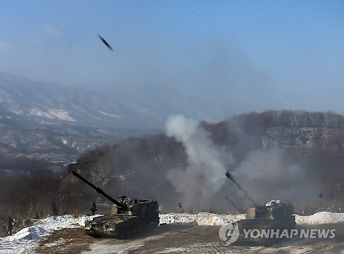 Pháo tự hành K9 của quân đội Hàn Quốc tập trận gần biên giới với Triều Tiên ngày hôm qua 15/2