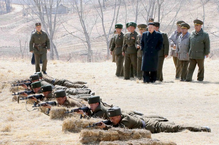 Kim Jong-un và các tướng lĩnh cấp cao Bắc Triều Tiên kiểm tra kỹ năng bắn tỉa của lính đặc nhiệm đội "Cảm tử quân" ngày 23/3