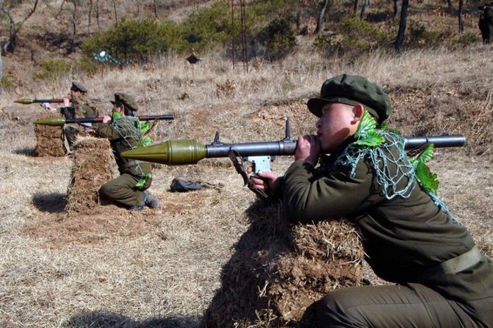 Lính Bắc Triều Tiên huấn luyện sẵn sàng chiến đấu