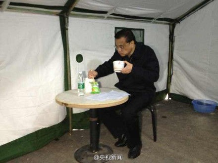 Ông Lý Khắc Cường, Thủ tướng Trung Quốc tranh thủ ăn tối bằng 1 gói mì tôm trong lán trại cứu hộ trước khi tiếp tục chỉ đạo khắc phục hậu quả trận động đất tại Tứ Xuyên