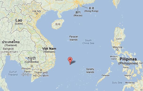 Vị trí tàu cá Đài Loan "bị Kiểm ngư Việt Nam" bắt tại tọa độ 11,47 độ Vĩ Bắc và 112,4 độ Kinh Đông theo bản tin của CNA, ảnh chụp từ Google map,2 quần đảo Hoàng Sa và Trường Sa của Việt Nam được Google map lần lượt chú thích theo tên quốc tế là Paracel Islands và Spratly Islands.
