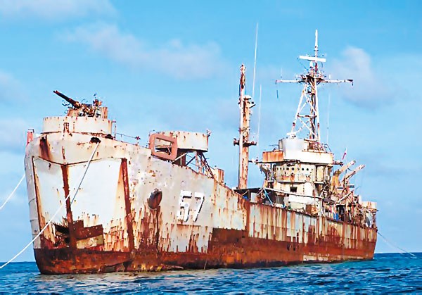 Hình ảnh được cho là xác chiếc tàu cũ được Philippines cố ý đánh chìm trái phép tại Bãi Cỏ Mây năm 1999 làm nơi đồn trú trái phép cho khoảng 1 tiểu đội thủy quân lục chiến