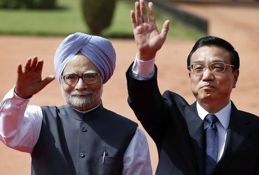 Thủ tướng Trung Quốc Lý Khắc Cường (phải) trong chuyến công du Ấn Độ