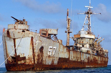 Xác chiếc tàu chiến cũ Philippines cố tình đánh chìm làm căn cứ cho lính đồn trú tại Bãi Cỏ Mây
