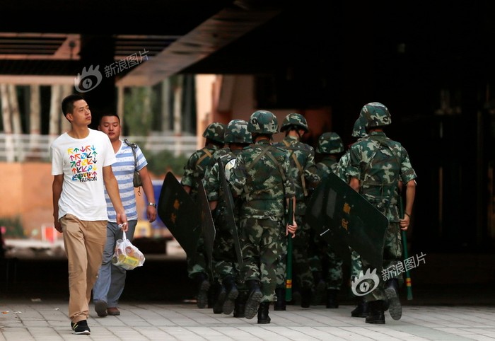 Cảnh sát vũ trang Trung Quốc tuần tra 24/24 trên đường phố Urumqi, thủ phủ Tân Cương