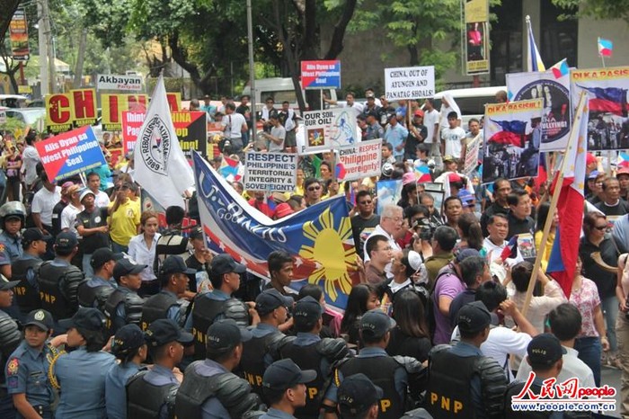 Philstar cho biết có khoảng 2 ngàn người biểu tình ôn hòa trước lãnh sự quán Trung Quốc ở Makati trưa hôm nay, trong khi tờ Nhân Dân nhật báo Trung Quốc cho rằng chỉ có khoảng 500 người tham gia cuộc biểu tình.