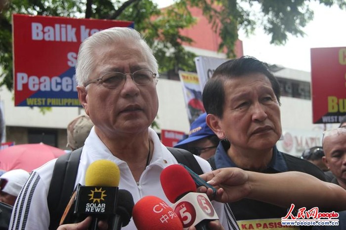 Cựu Cố vấn An ninh quốc gia Philippines Roilo Golez (áo trắng) cho biết, cuộc biểu tình chỉ là sự khởi đầu của "những cái lớn hơn" nhằm vạch trần tham vọng phi pháp của Trung Quốc tại Biển Đông.