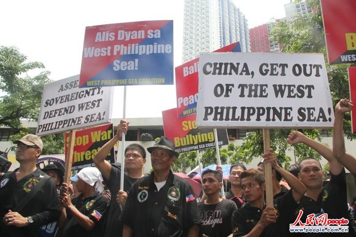 Philstar cho hay có 30 nhóm người biểu tình đến từ các ngả tập trung tại Makati, tổng số người tham gia khoảng 2000 người.