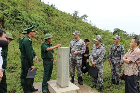 Lực lượng Biên phòng 2 nước Việt Nam, Trung Quốc kiểm tra khu vực cột mốc 147 trên biên giới Việt Nam – Trung Quốc thuộc địa phận xã Tung Chung Phố, huyện Mường Khương, tỉnh Lào Cai và xã Kiều Đầu, huyện Hà Khẩu, tỉnh Vân Nam, Trung Quốc ngày 20/8/2013 (nguồn: www.biengioilanhtho.gov.vn)