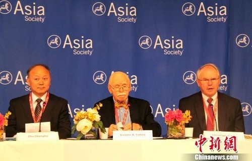 Học giả Trung Quốc (trái) trong một cuộc hội thảo quốc tế về Biển Đông tại New York năm 2013.