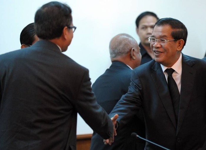 Hun Sen mỉm cười tiếp Sam Rainsy.