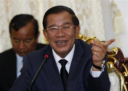 Thủ tướng Campuchia Hun Sen mìm cười rạng rỡ trong buổi họp với Sam Rainsy, bất chấp việc CNRP tổ chức biểu tình gây sức ép.