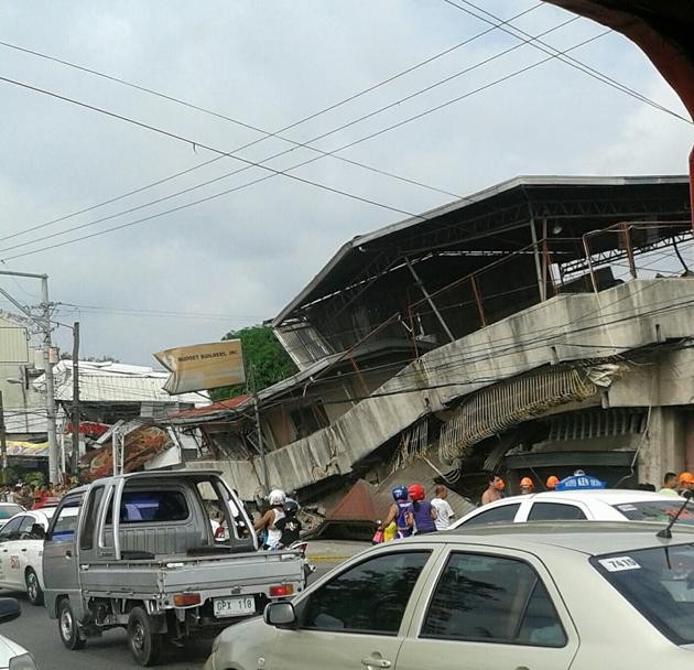 Tòa nhà 2 tầng gần viện Đại học công nghệ Cebu bị sập.