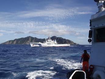 Tàu Cảnh sát biển Nhật bản (trái) và Đài Loan mặt đối mặt ngoài Senkaku.