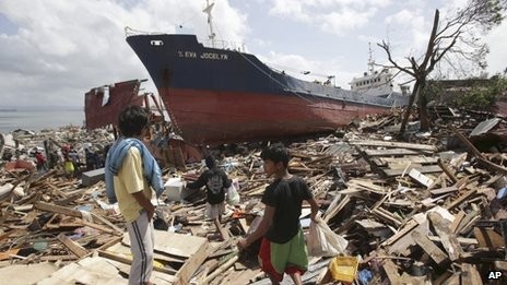 Một góc hoang tàn tại thành phố Tacloban, nơi được cho là có ít nhất 10 ngàn người đã chết.